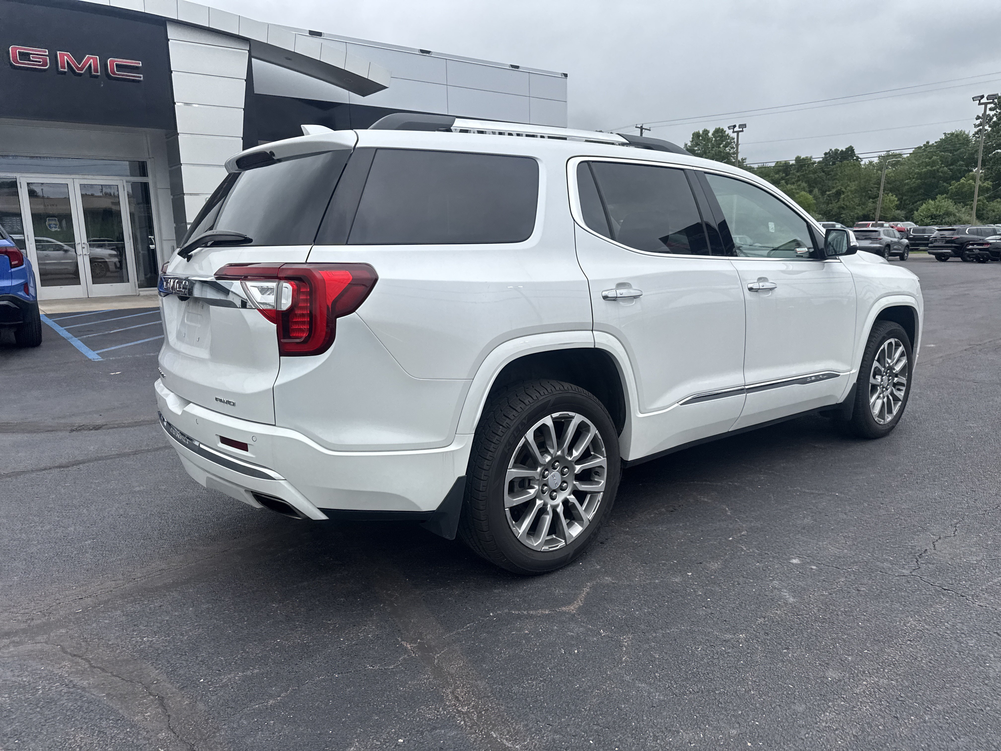 Used 2023 GMC Acadia Denali AWD/4WD image 3