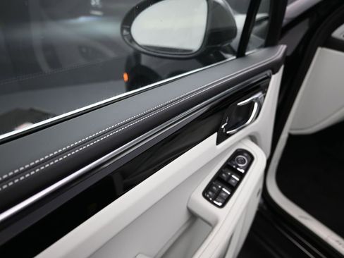 Used 2025 Porsche Macan S AWD/4WD image 11