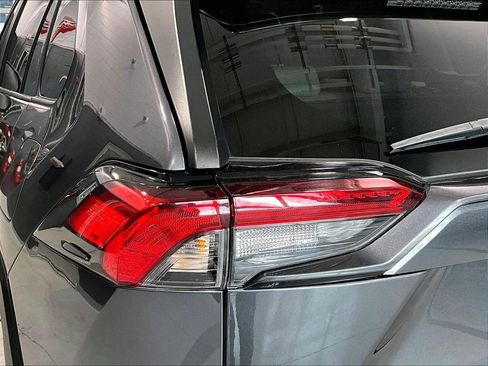 Used 2022 Toyota RAV4 XLE Premium image 27