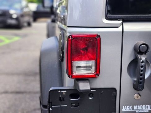 Used 2017 Jeep Wrangler Unlimited Rubicon AWD/4WD image 9