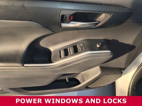 Used 2022 Toyota Highlander XLE image 19