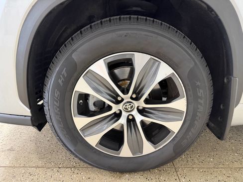 Used 2023 Toyota Highlander XLE image 34
