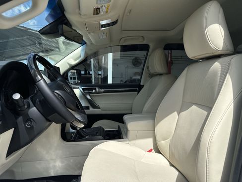 Used 2023 Lexus GX 460 Premium w/ Accessory Package AWD/4WD image 13