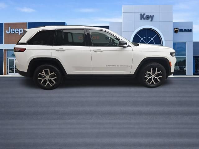 Used 2023 Jeep Grand Cherokee Limited AWD/4WD image 4