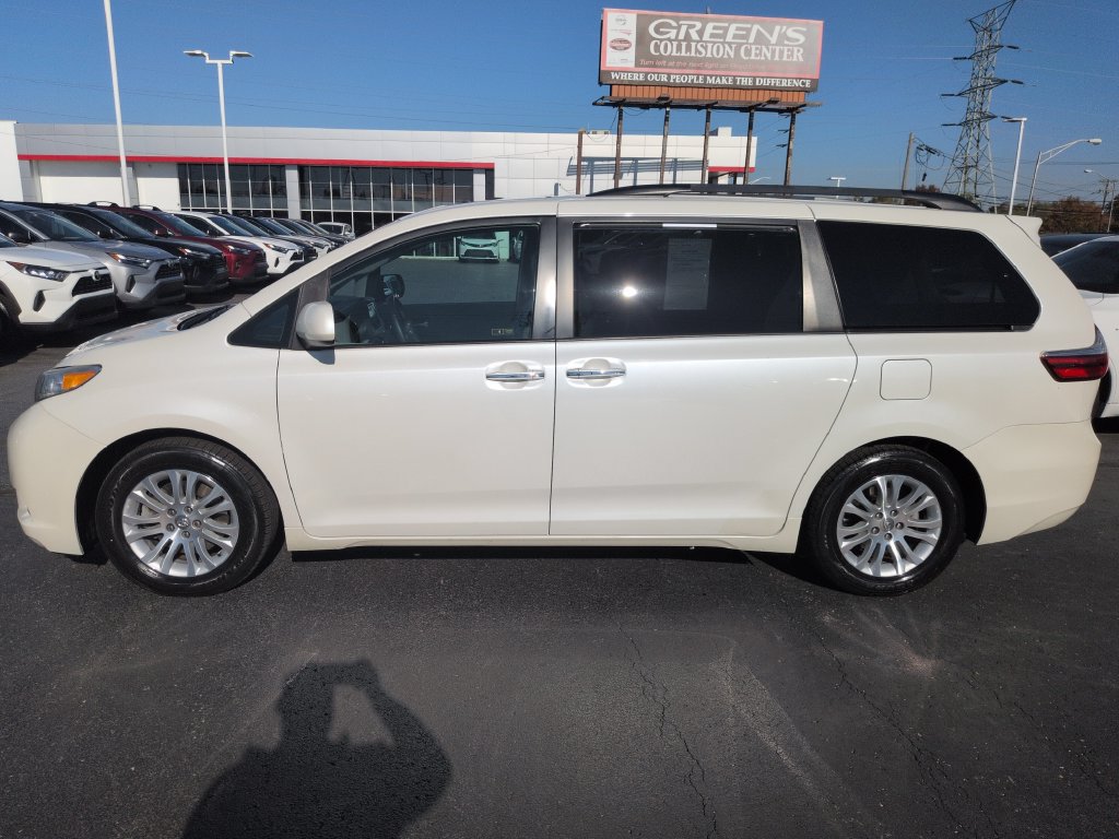 Used 2017 Toyota Sienna FWD image 2