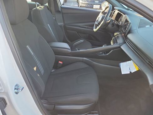 Certified 2025 Hyundai Elantra Sport image 17
