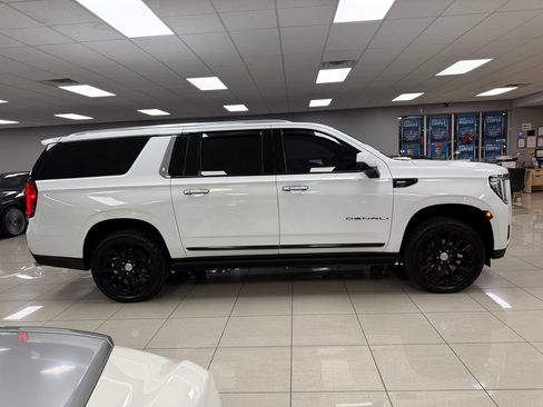 Used 2021 GMC Yukon XL Denali w/ Denali Premium Package image 3