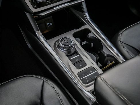 Used 2024 Ford Explorer XLT w/ Equipment Group 202A image 27