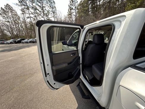 Used 2022 Nissan Frontier SV image 14