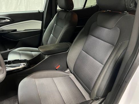 Used 2025 Chevrolet Trax LT image 21