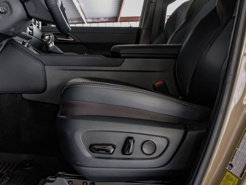 Used 2025 Lexus GX 550 image 30