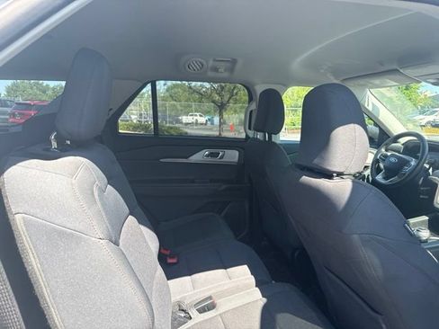 Used 2025 Ford Explorer Active AWD/4WD image 10