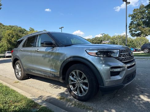 Used 2023 Ford Explorer Limited w/ Equipment Group 301A AWD/4WD image 3