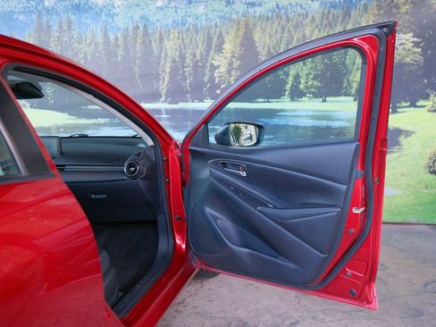 Used 2019 Toyota Yaris XLE image 30