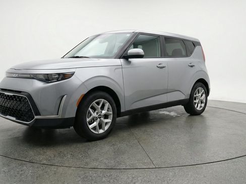 Used 2025 Kia Soul LX w/ LX Technology Package FWD image 3
