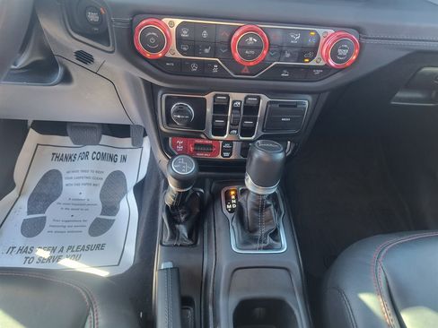 Used 2025 Jeep Gladiator Rubicon w/ Convenience Group AWD/4WD image 16