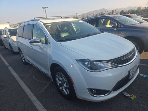 Used 2020 Chrysler Pacifica Limited FWD image 2