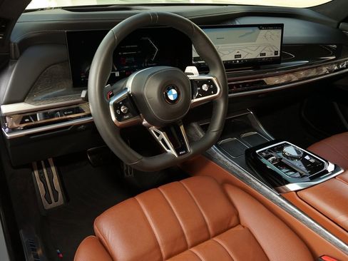 Used 2023 BMW 760i xDrive w/ Executive Package image 2