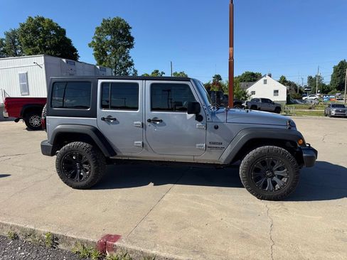 Used 2017 Jeep Wrangler Unlimited Sport w/ Connectivity Group AWD/4WD image 5