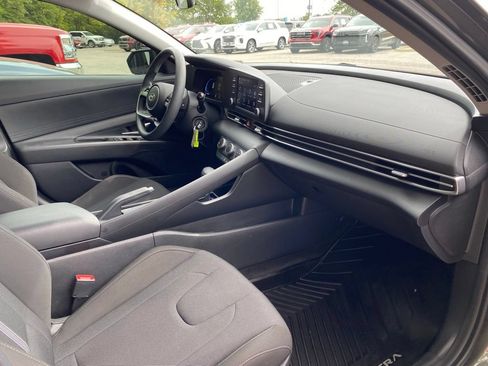 Certified 2025 Hyundai Elantra SE FWD image 34