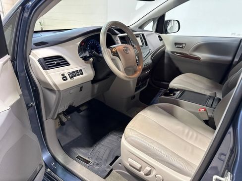 Used 2014 Toyota Sienna XLE w/ Entertainment Package FWD image 26