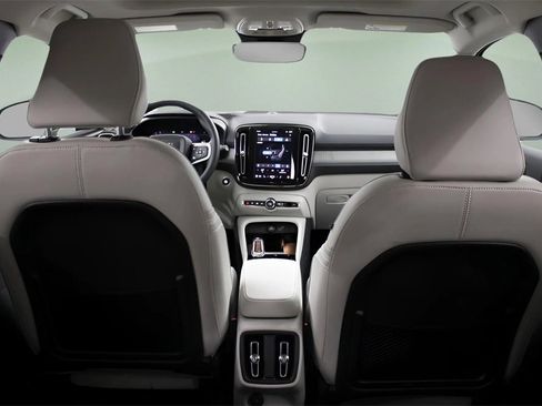 Certified 2025 Volvo XC40 B5 Plus w/ Protection Package Premier image 15