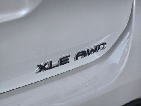 Used 2025 Toyota Highlander XLE AWD/4WD image 11