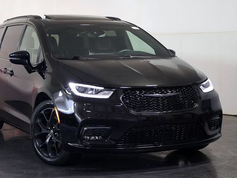 Used 2025 Chrysler Pacifica Limited FWD image 6