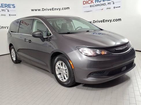 Used 2023 Chrysler Voyager LX FWD image 3