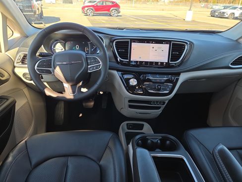 Used 2024 Chrysler Pacifica Select image 6