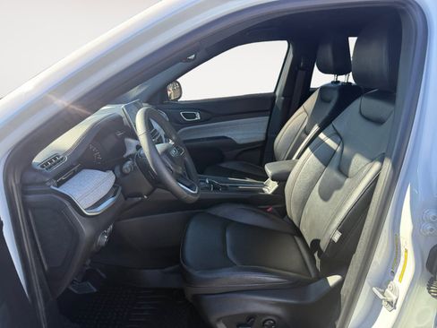 Used 2024 Jeep Compass Latitude image 10