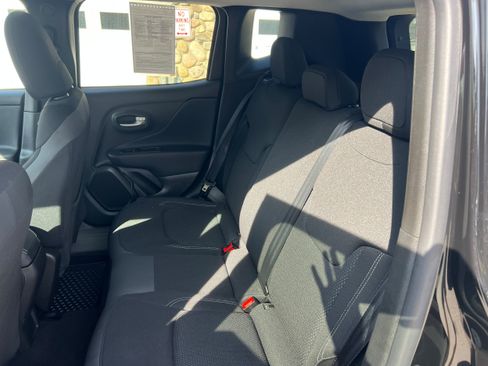 Used 2023 Jeep Renegade Latitude w/ Premium Group AWD/4WD image 10