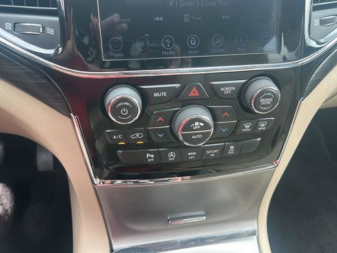 Used 2019 Jeep Grand Cherokee Laredo w/ 18" Wheel & 8.4" Radio Group image 16