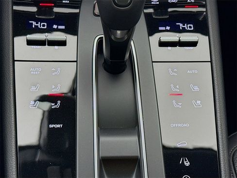 Certified 2025 Porsche Macan image 22