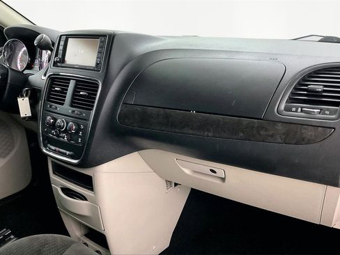 Used 2019 Dodge Grand Caravan SE w/ UConnect Hands-Free Group image 20