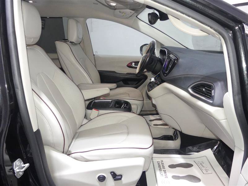 Used 2017 Chrysler Pacifica Limited w/ UConnect Theater Package FWD image 23