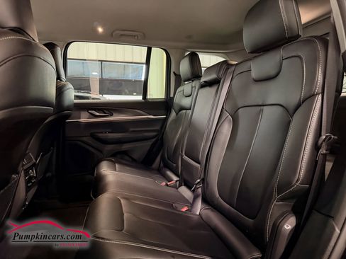 Used 2023 Jeep Grand Cherokee Limited w/ Black Appearance Package image 8