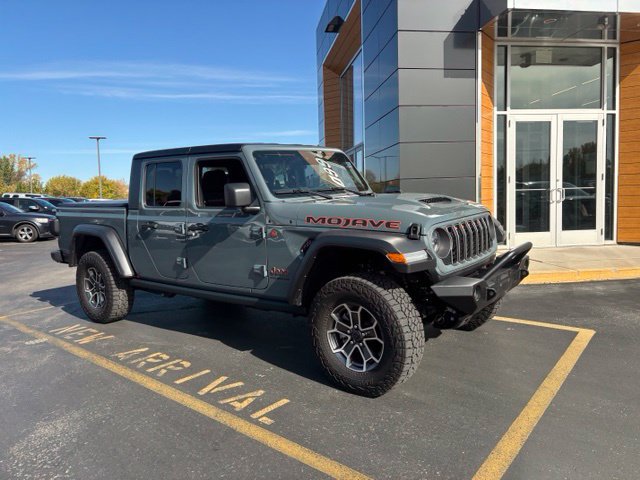 Used 2025 Jeep Gladiator Mojave w/ Convenience Group AWD/4WD image 2