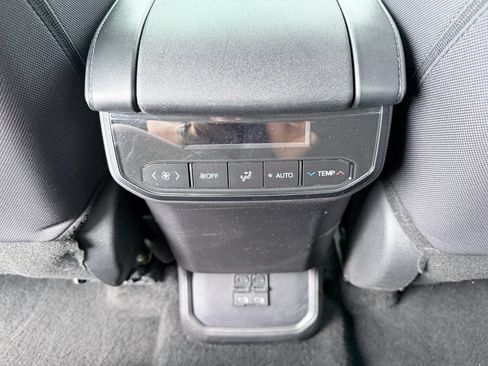 Used 2025 Toyota Highlander LE FWD image 29