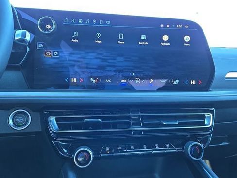 Used 2025 Chevrolet Traverse LT image 26