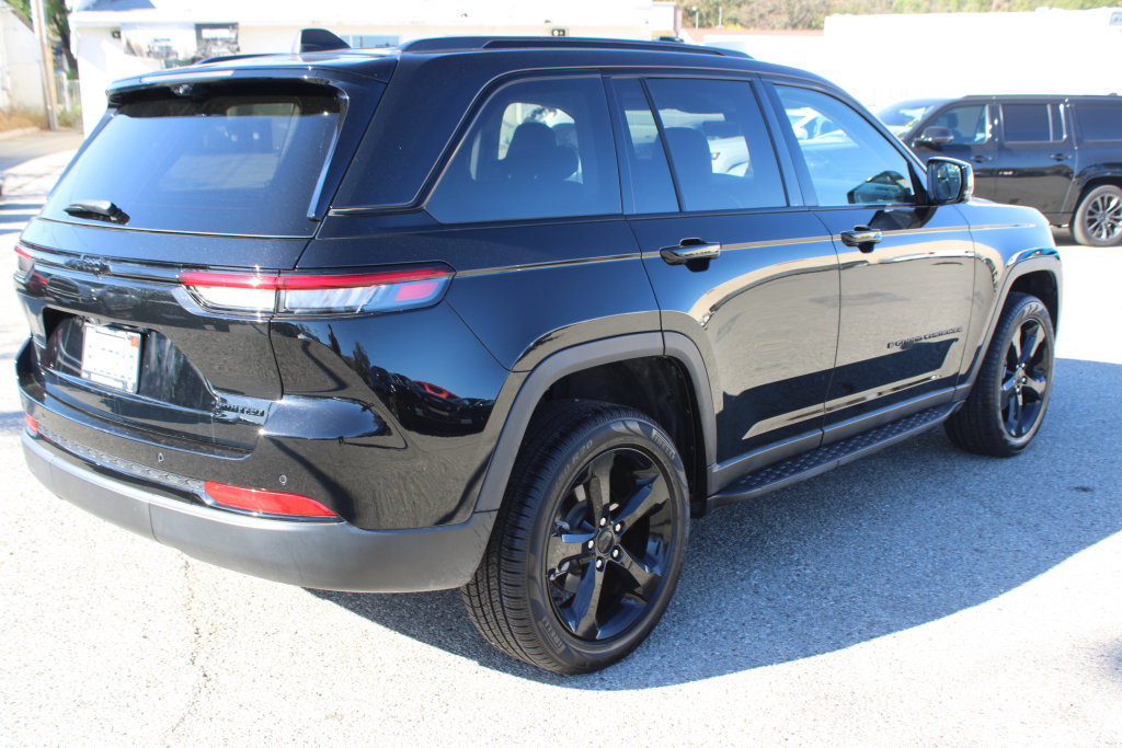 Used 2023 Jeep Grand Cherokee Limited w/ Luxury Tech Group II RWD image 4