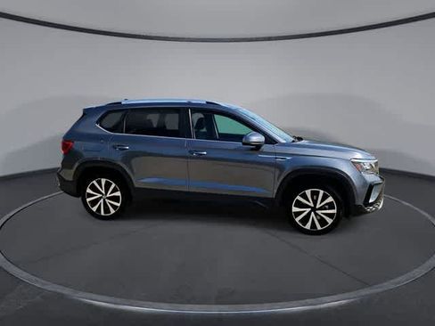 Used 2024 Volkswagen Taos SE FWD image 9