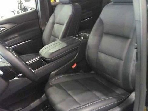 Used 2025 Chevrolet Traverse LT image 10