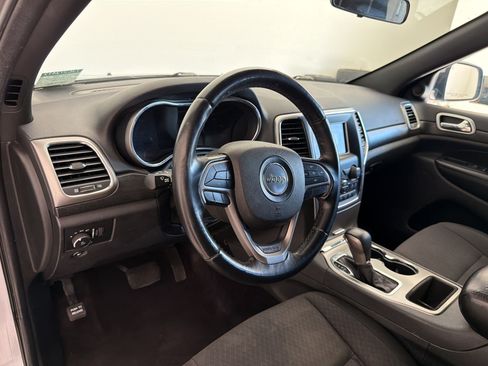 Used 2018 Jeep Grand Cherokee Laredo AWD/4WD image 4