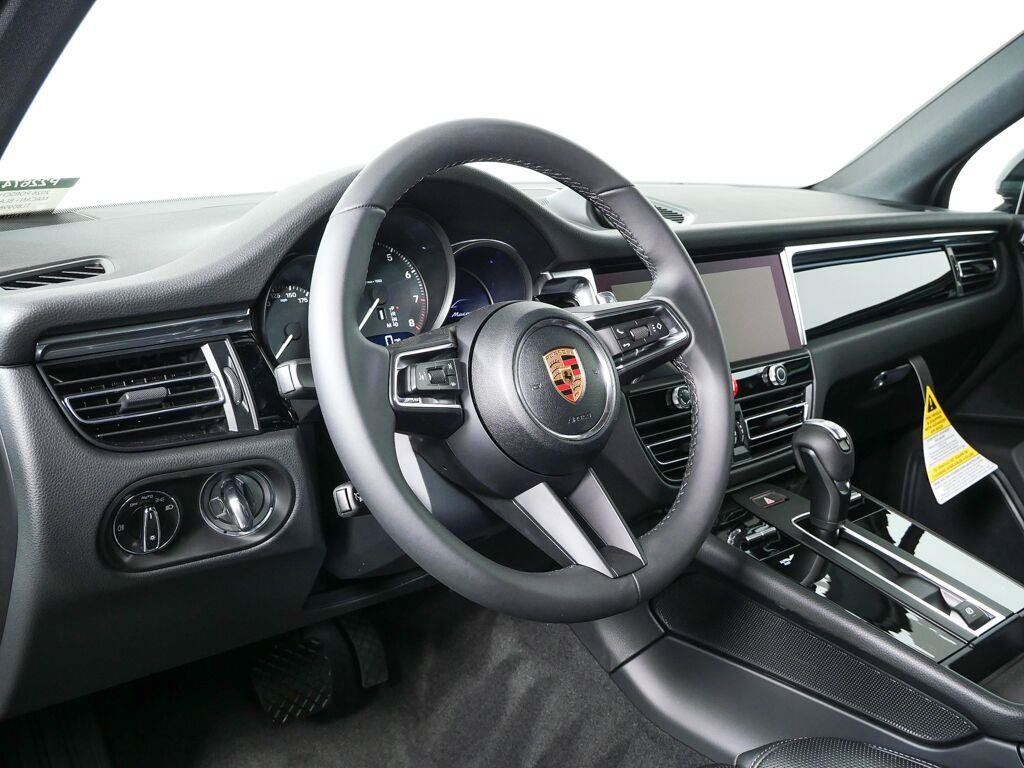 Certified 2026 Porsche Macan AWD/4WD image 4