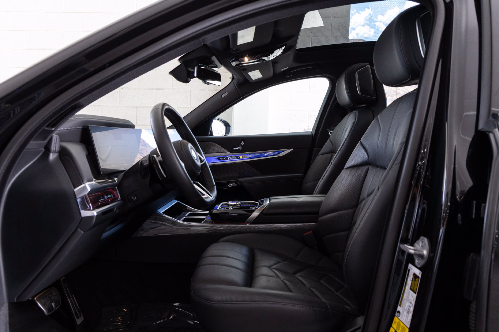 Used 2024 BMW i7 M70 w/ Premium Package AWD/4WD image 16
