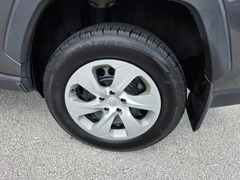 Used 2021 Toyota RAV4 LE AWD/4WD image 9