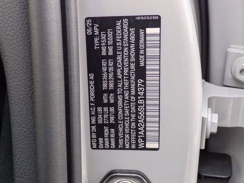 Certified 2025 Porsche Macan AWD/4WD image 30