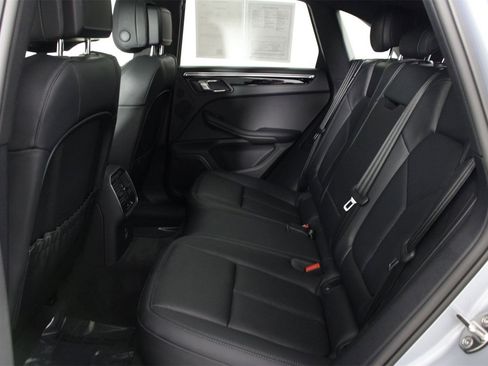 Used 2025 Porsche Macan image 33