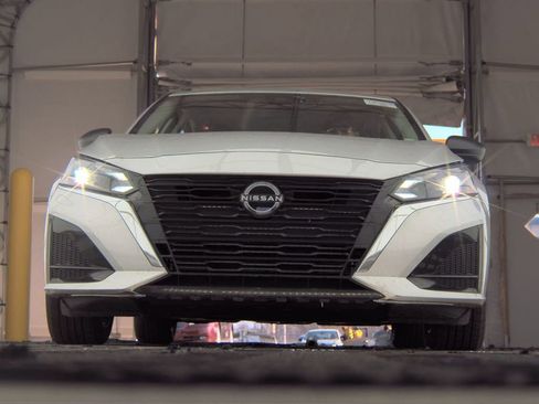 Used 2024 Nissan Altima 2.5 SV image 3